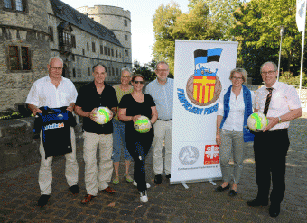 Mitarbeiter des Fanprojekts besuchen die Wewelsburg (von links nach rechts):  Patrick Wilk, von der Erinnerungs- und Gedenkstätte Volker Kohlschmidt und Katharina Dehlinger, Angelina Bracht, Friedhelm Hake, Museumleiterin Kirsten John-Stucke, Landrat Manfred Müller (September 2016) 